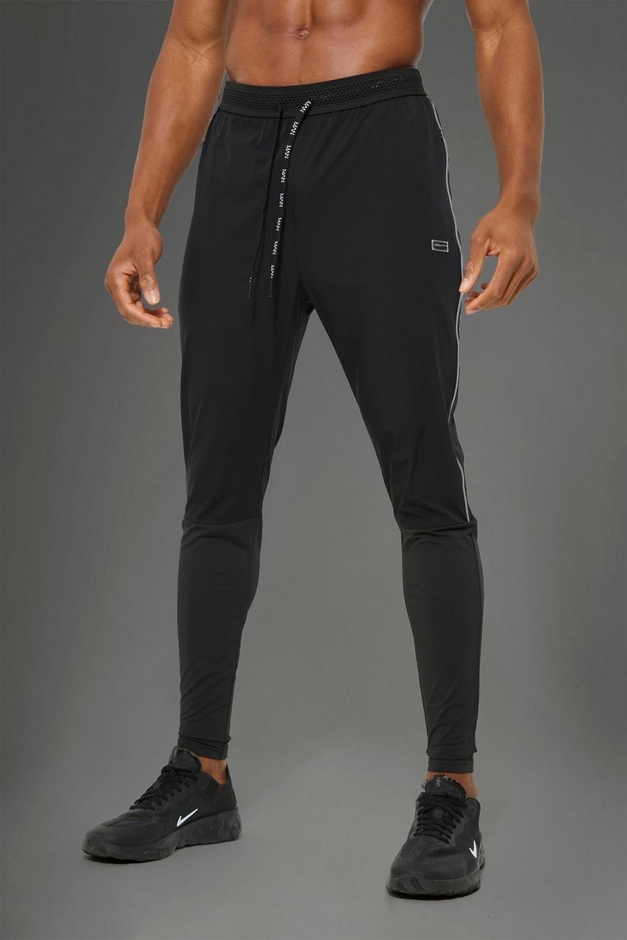 MAN Active Skinny Fit Trainingshose aus leichtem Tech-Gewebe, Schwarz image number 1