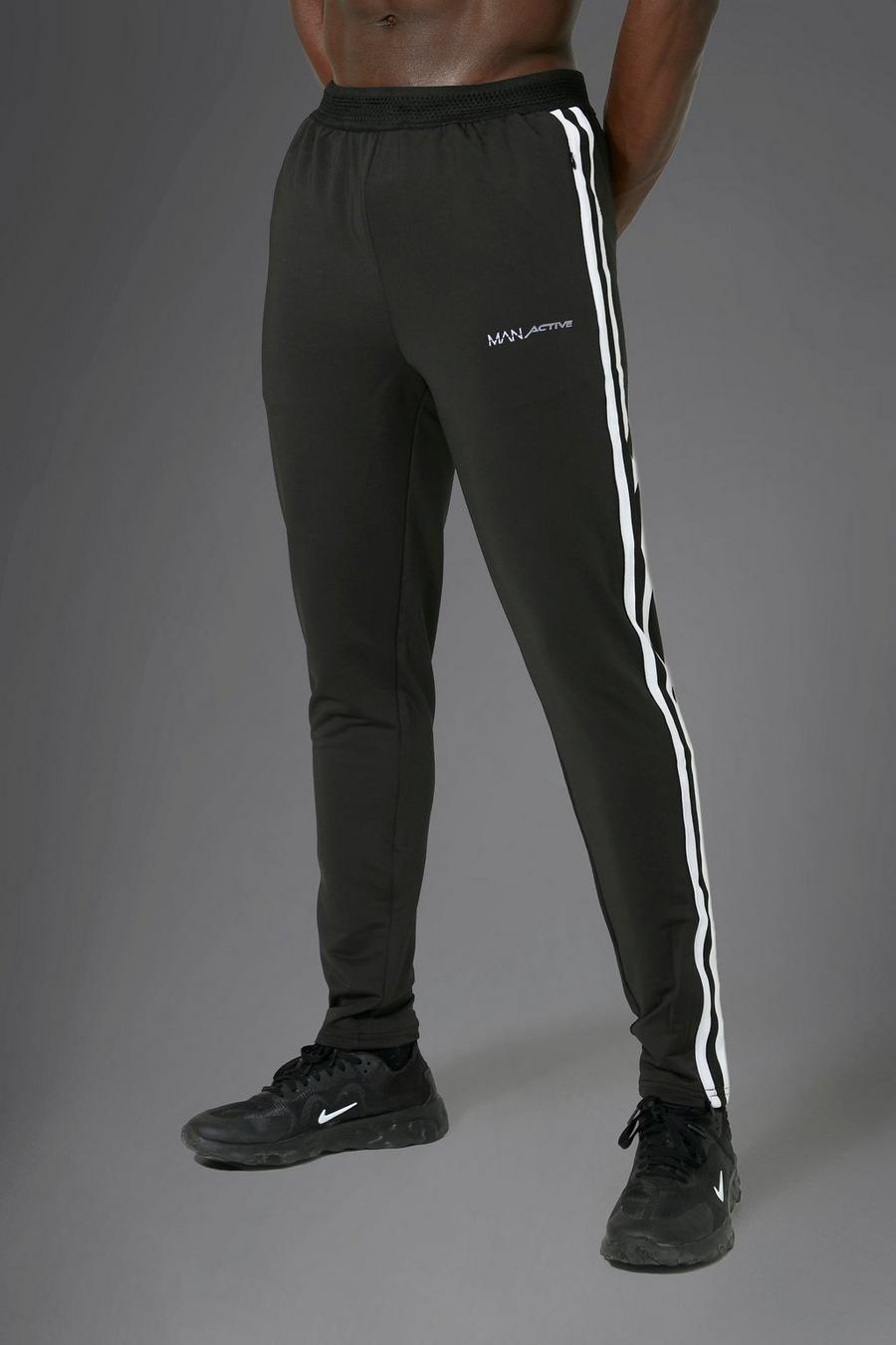 Black מכנסי ריצה ספורטיביים עם עיטור פס וכיתוב Man image number 1