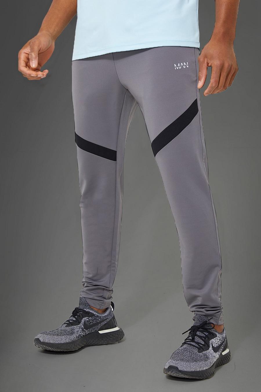 Charcoal gris מכנסי ריצה ספורטיביים עם פסים וכיתוב Man image number 1