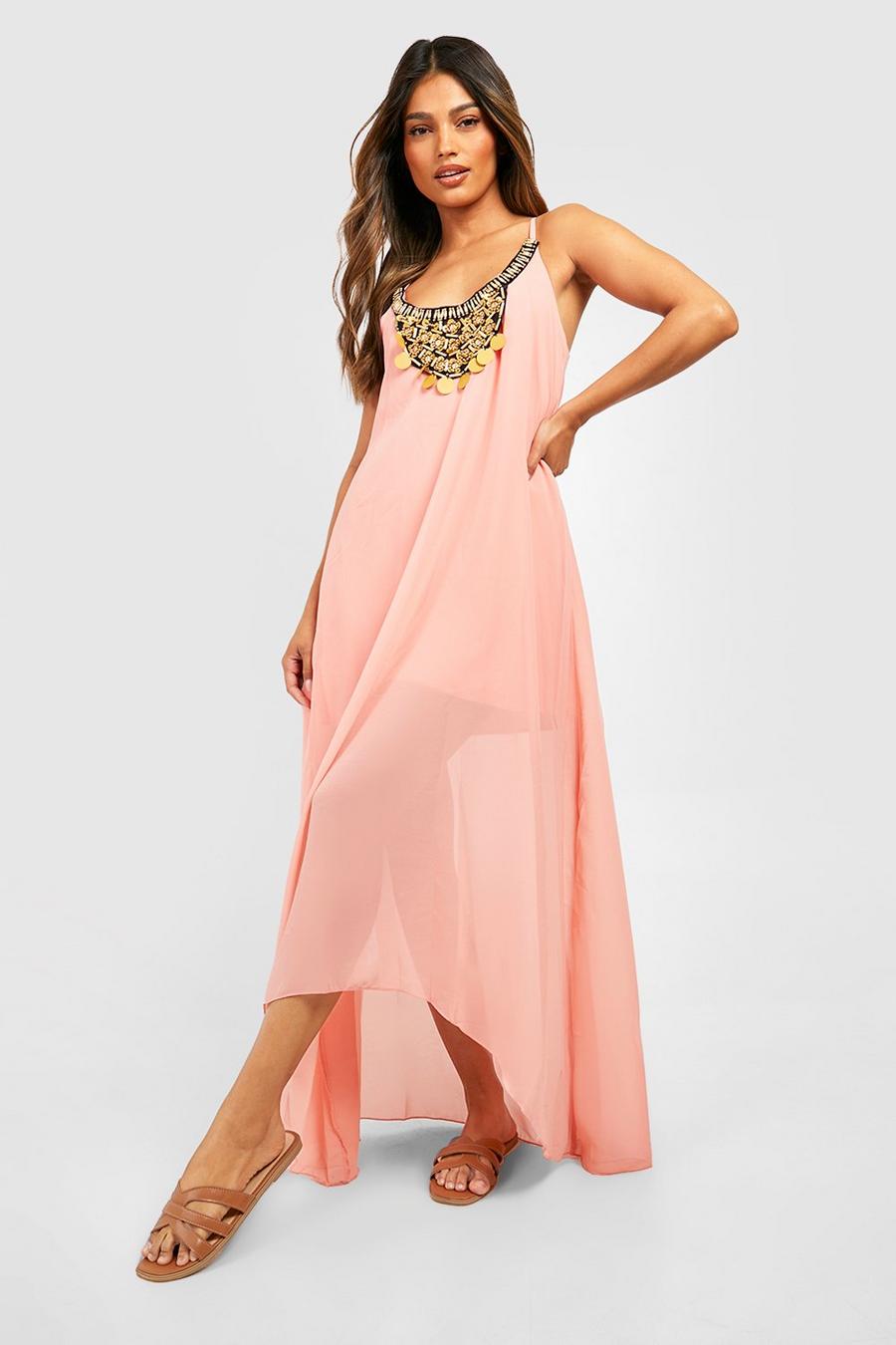 Weibliche Große Brust In Rosafarbenem Kleid Mit Tiefem Ausschnitt