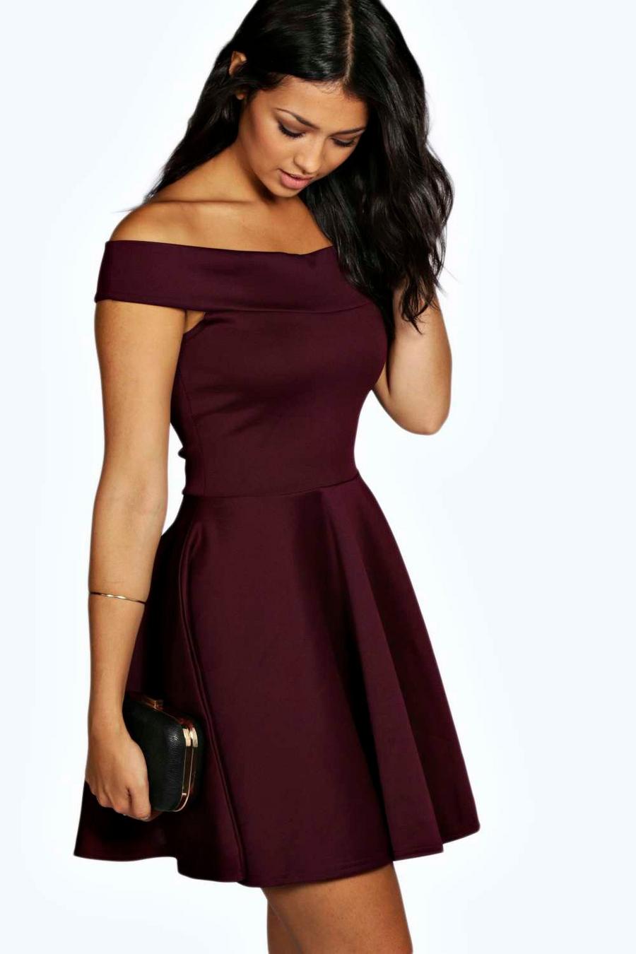 Berry red Off shoulder-klänning med veckad kjol image number 1