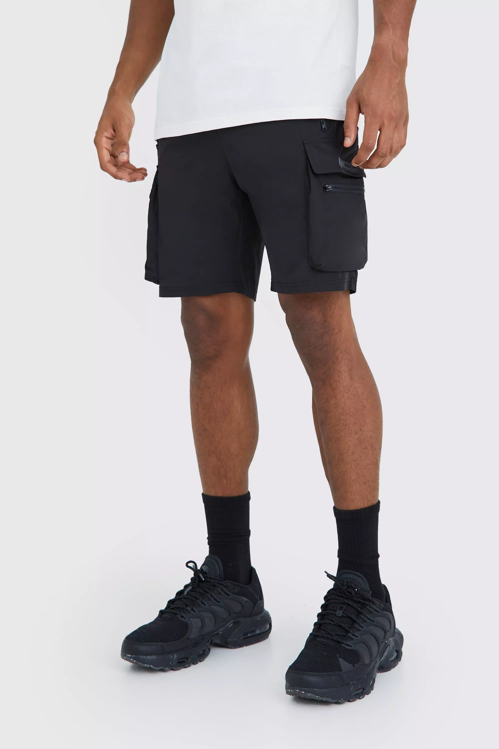 Black Man Active Lightweight Regular Fit 5inch Cargo Shorts alternative image
