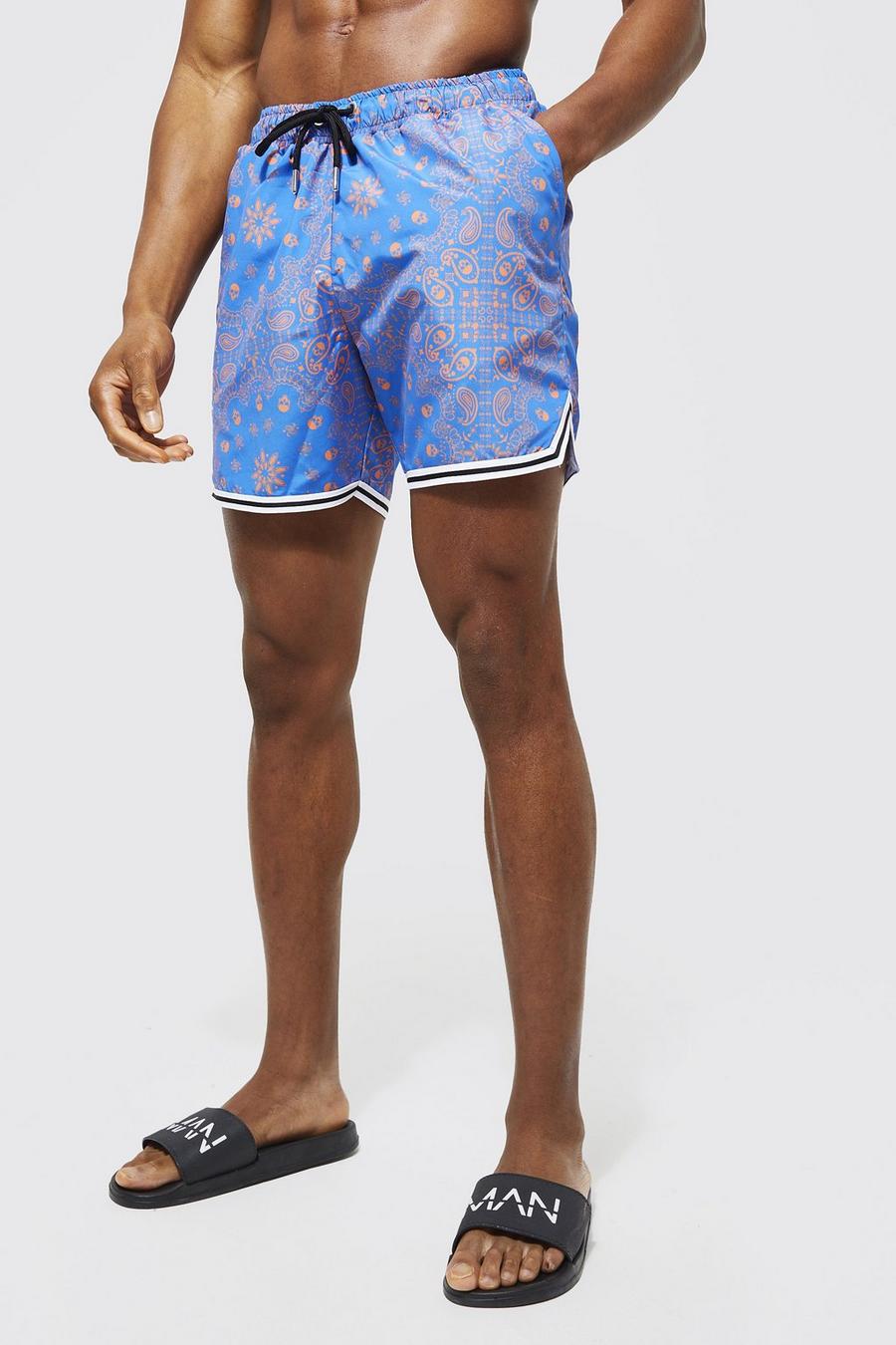 קובלט בגד ים שורט בסגנון כדורסל באורך בינוני עם הדפס בנדנה image number 1