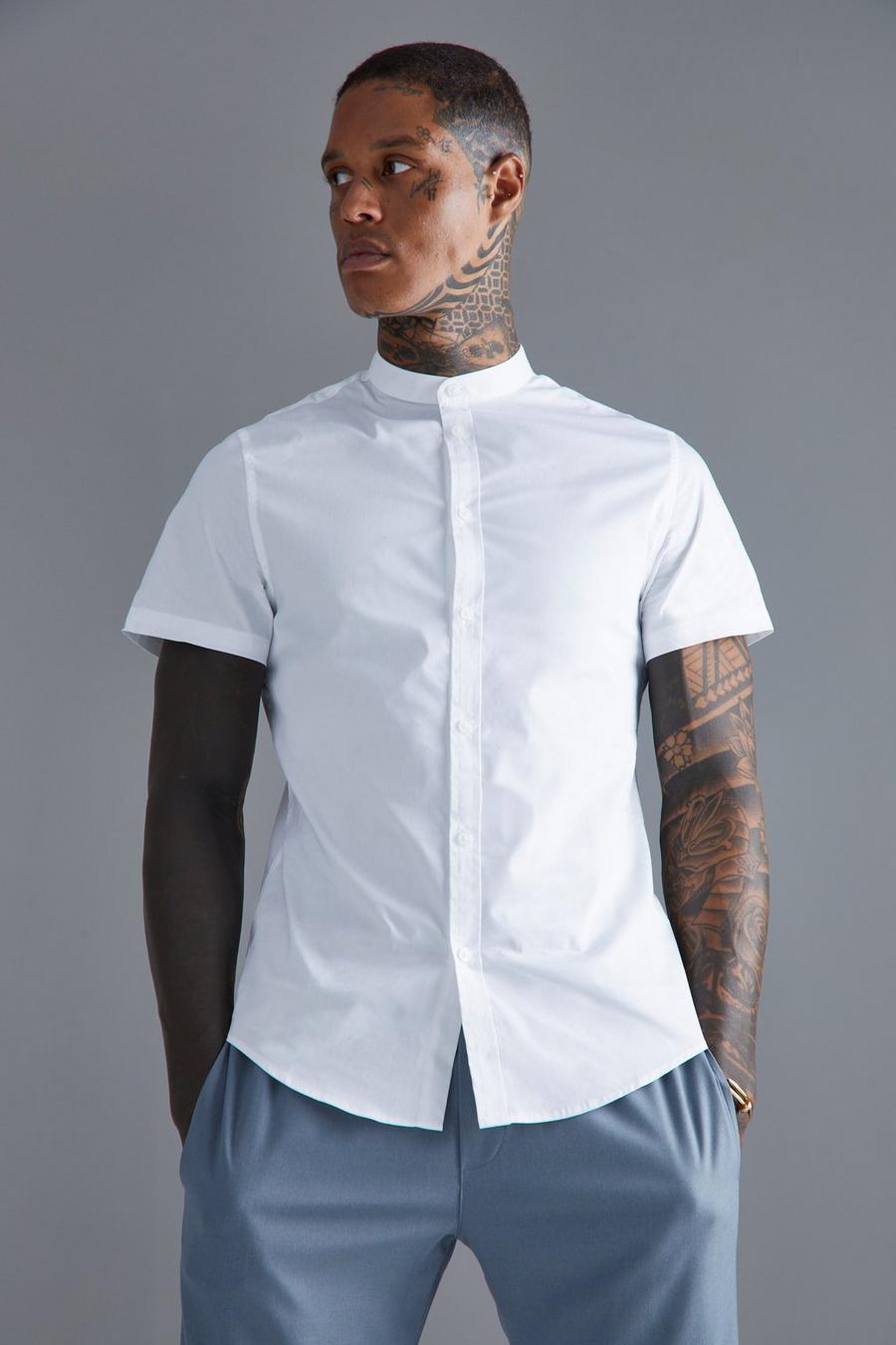 לבן חולצה בגזרה צרה עם שרוולים קצרים וצווארון סבא image number 1