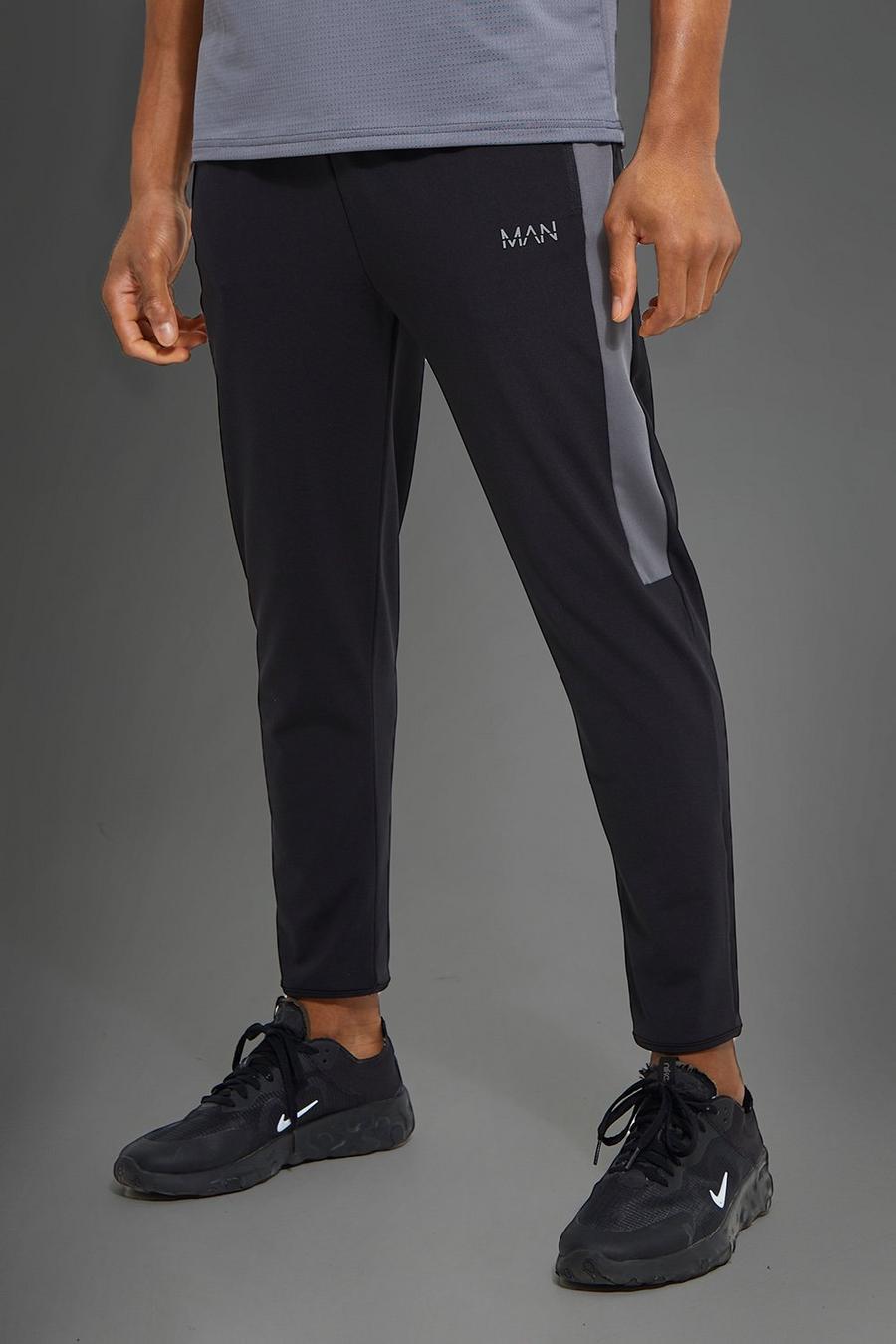 Black מכנסי ריצה קרופ ספורטיביים עם פאנל צדדי וכיתוב Man image number 1