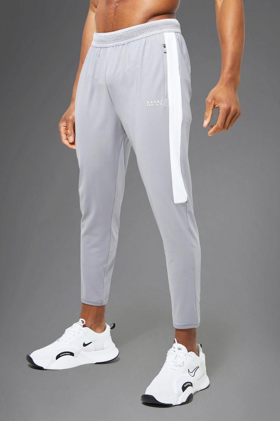 Grey grigio מכנסי ריצה קרופ ספורטיביים עם פאנל צדדי וכיתוב Man