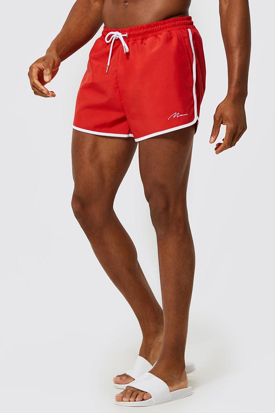 Red rojo שורט בגד ים בסגנון מכנסי ריצה עם חתימת Man מבד ממוחזר