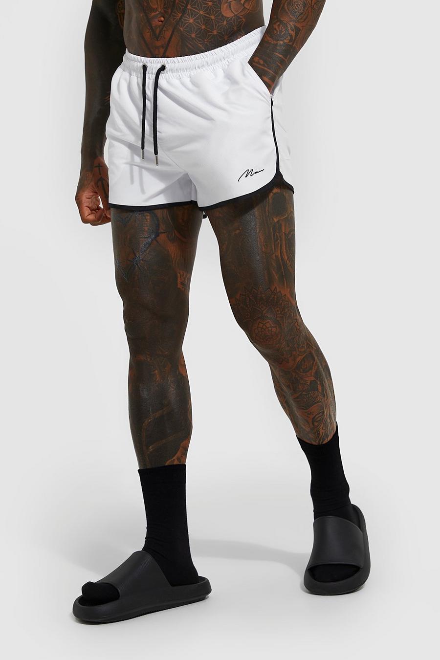 White שורט בגד ים בסגנון מכנסי ריצה עם חתימת Man מבד ממוחזר image number 1