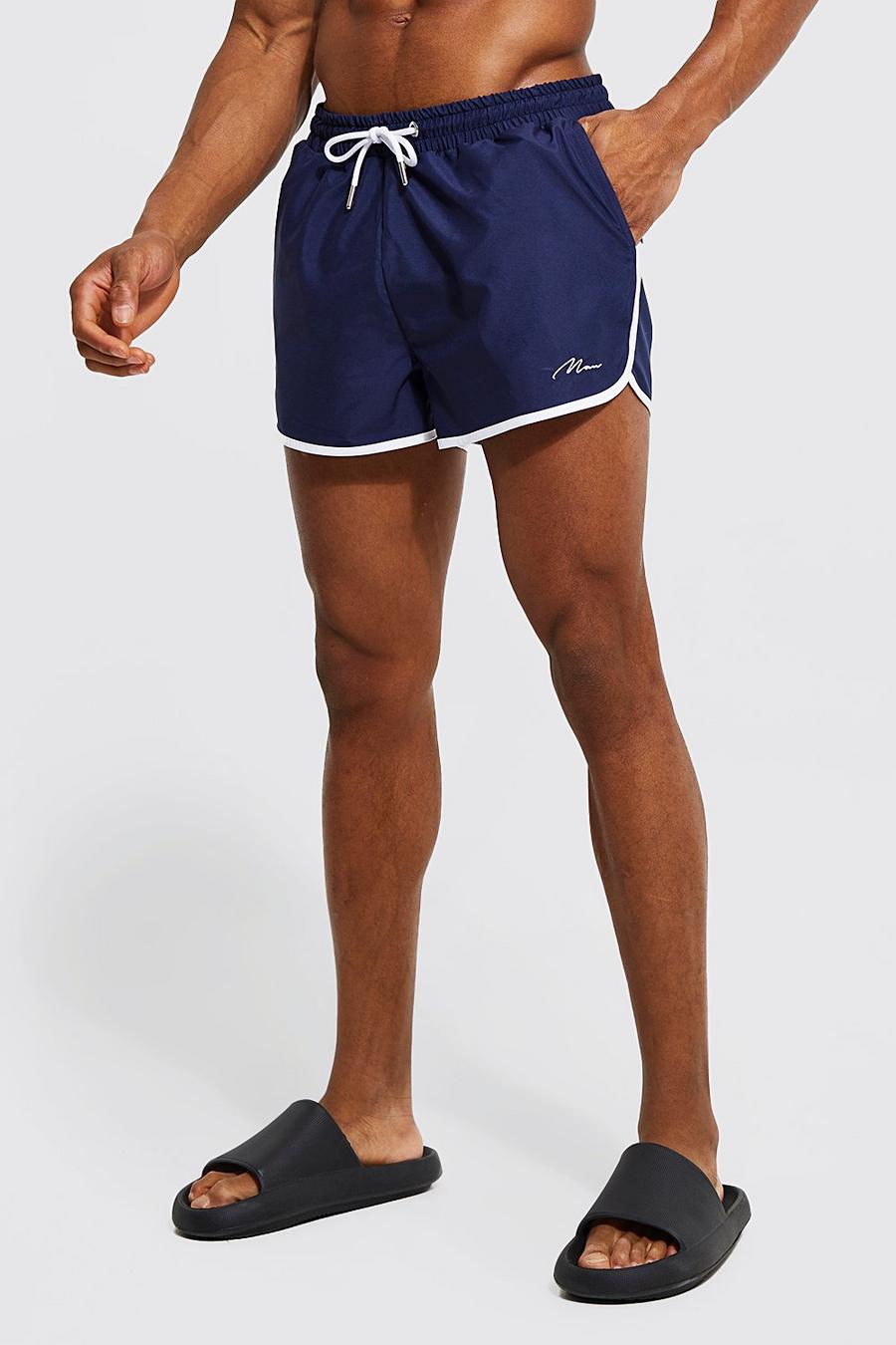 Navy blu oltremare שורט בגד ים בסגנון מכנסי ריצה עם חתימת Man מבד ממוחזר