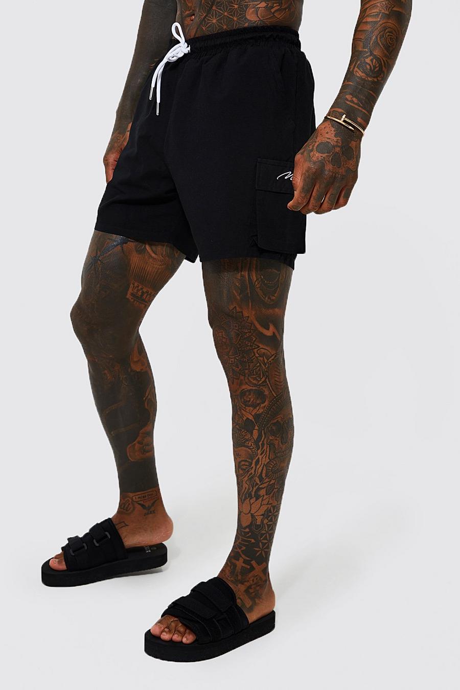 Black שורט בגד ים בסגנון דגמ"ח מבד ממוחזר עם חתימת Man image number 1