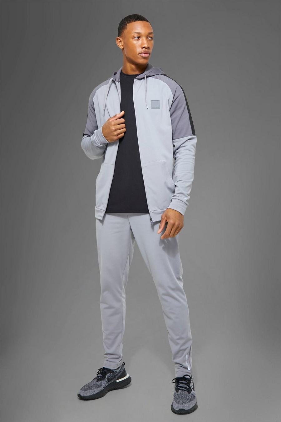 אפור gris חליפת טרנינג ספורטיבית לאימונים עם קפוצ'ון, דוגמת קולור בלוק וכיתוב Man image number 1