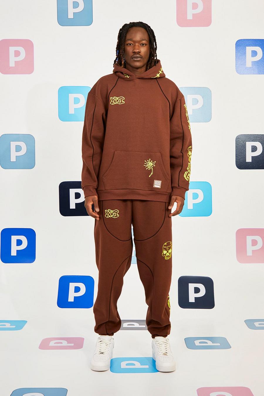Oversize Trainingsanzug mit Grafitti-Print und Paspeln, Chocolate braun image number 1