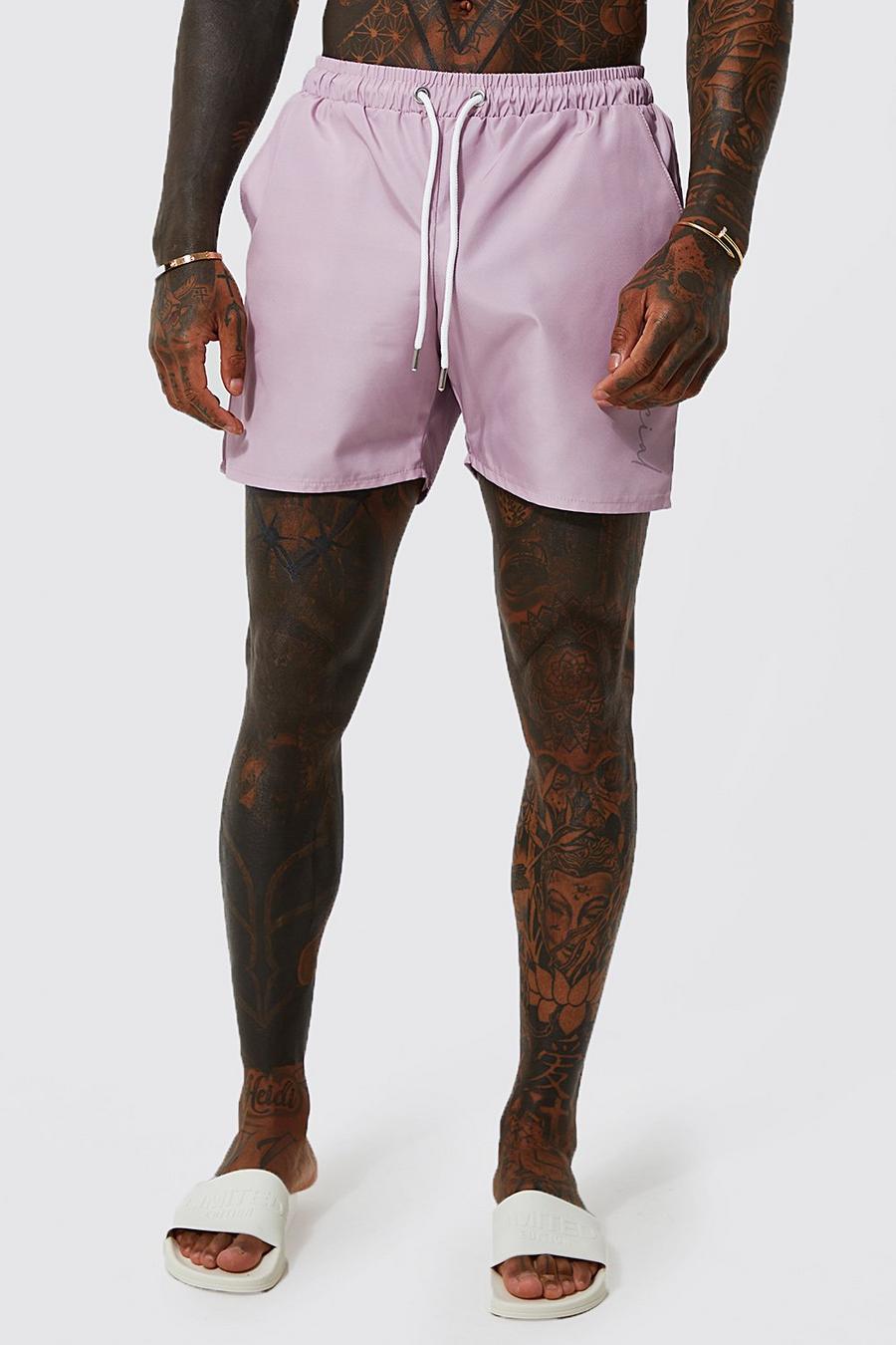 Dusty pink שורט בגד ים באורך בינוני עם כיתוב Official