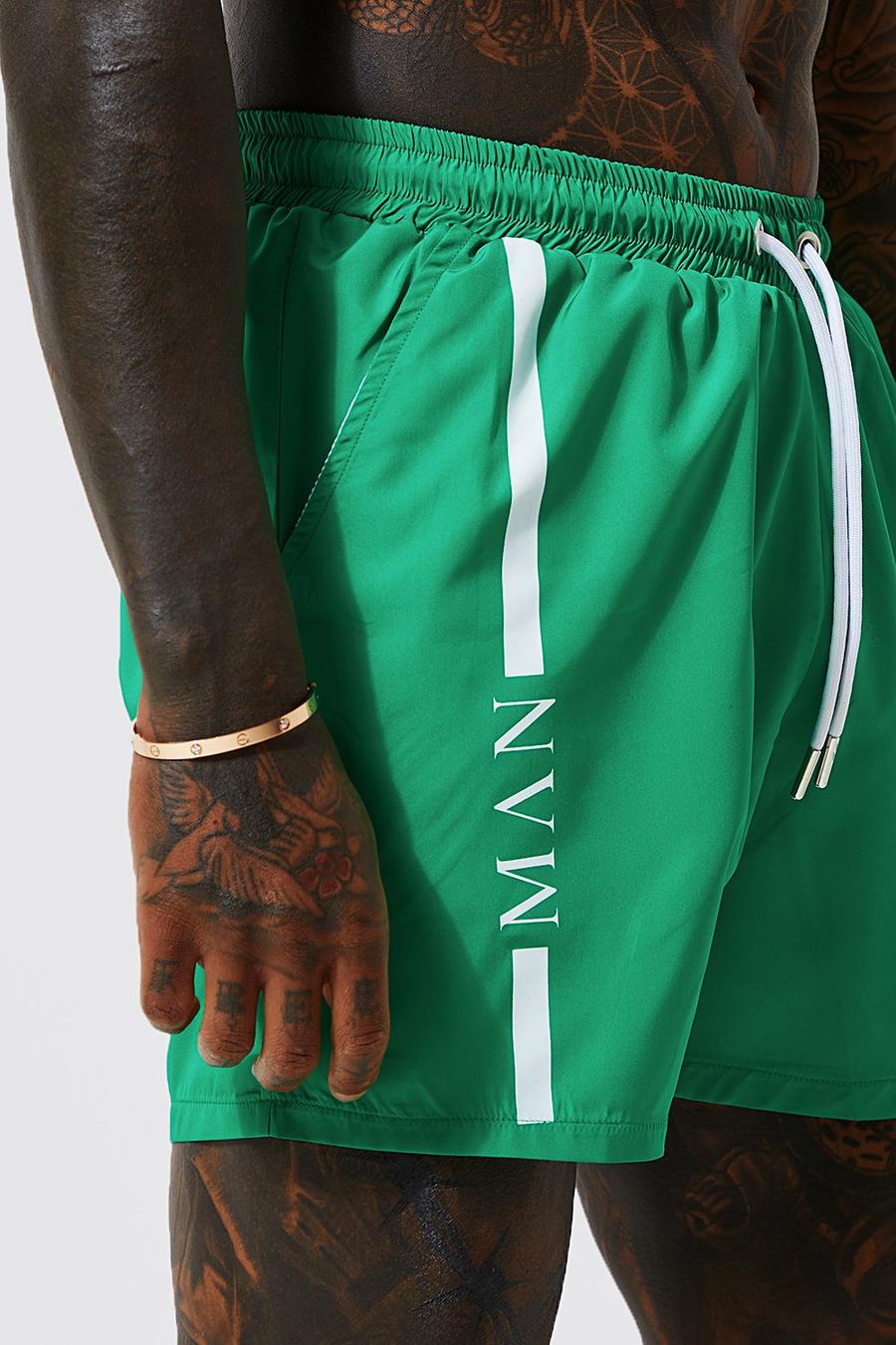 ירוק שורט בגד ים באורך בינוני עם כיתוב Man על גבי פס image number 1