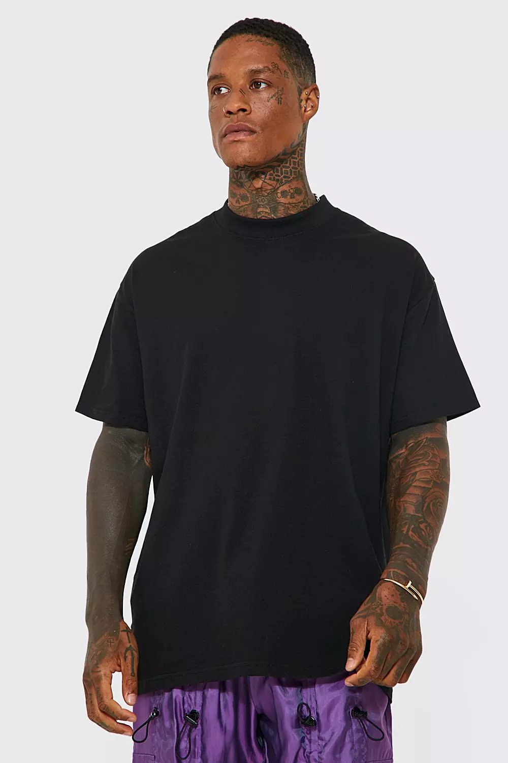 Extended black outlet tee