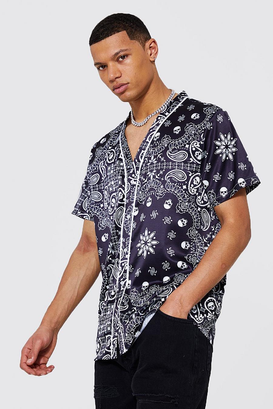 Tall kragenloses Satin-Hemd mit Bandana-Print, Black
