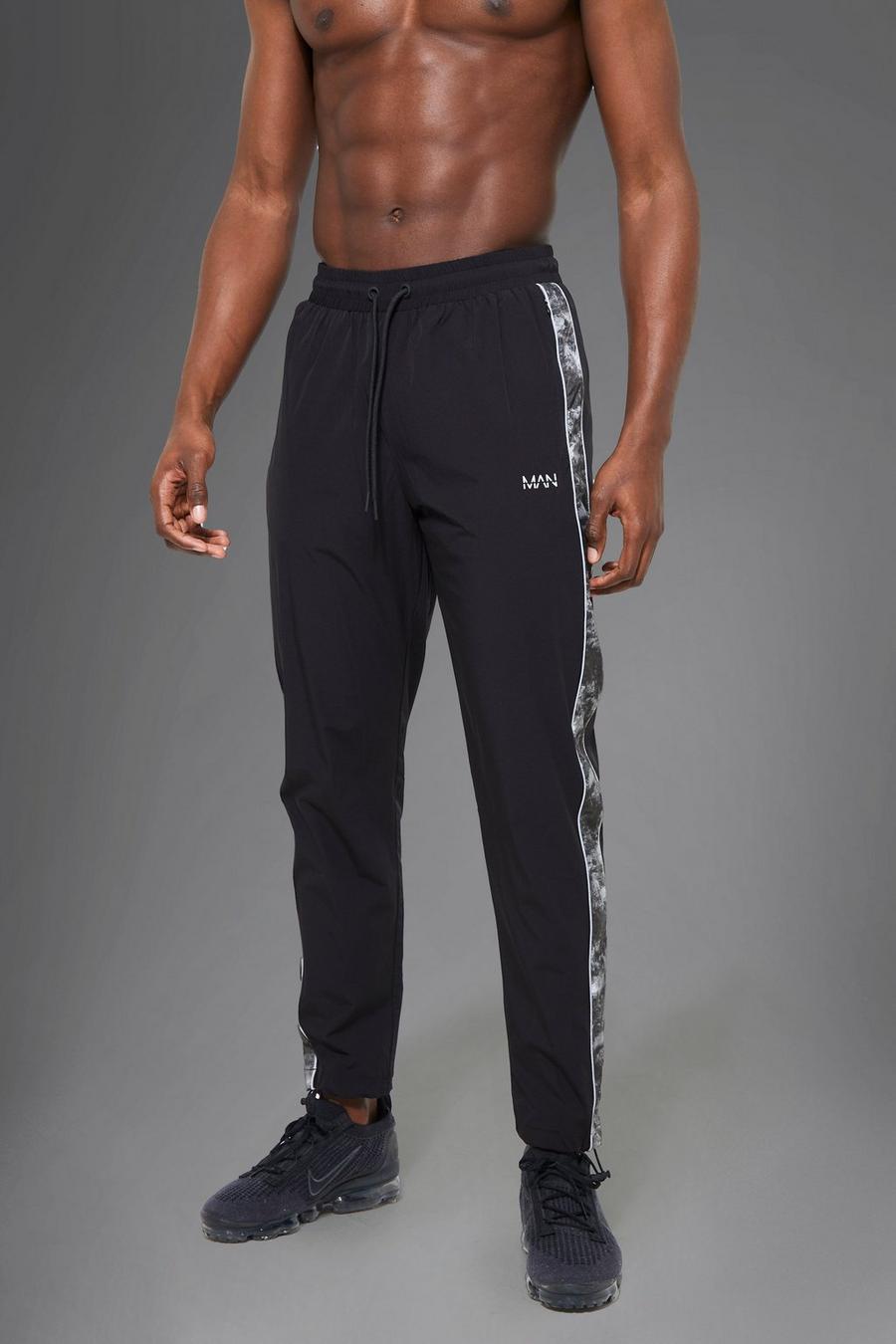 שחור nero מכנסי ריצה ספורטיביים עם פאנל בדוגמה אבסטרקטית ושרוך בקרסול Man