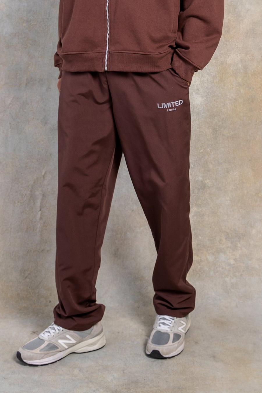 שוקולד brown מכנסיים בגזרה ישרה מבד עמיד בצבע אפרסק עם כיתוב Limited image number 1