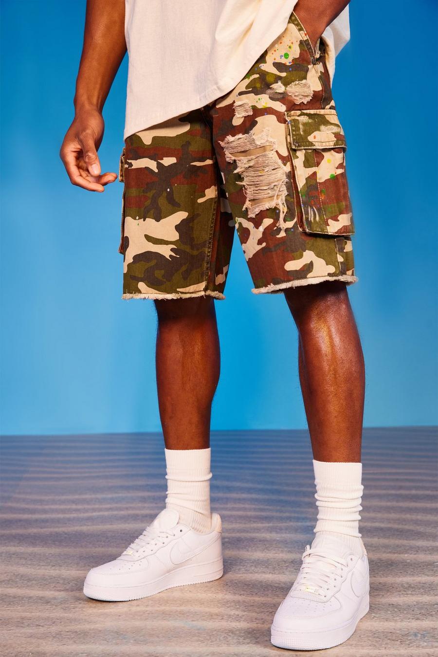 Khaki Kamouflagemönstrade shorts med färgstänk och ledig passform image number 1