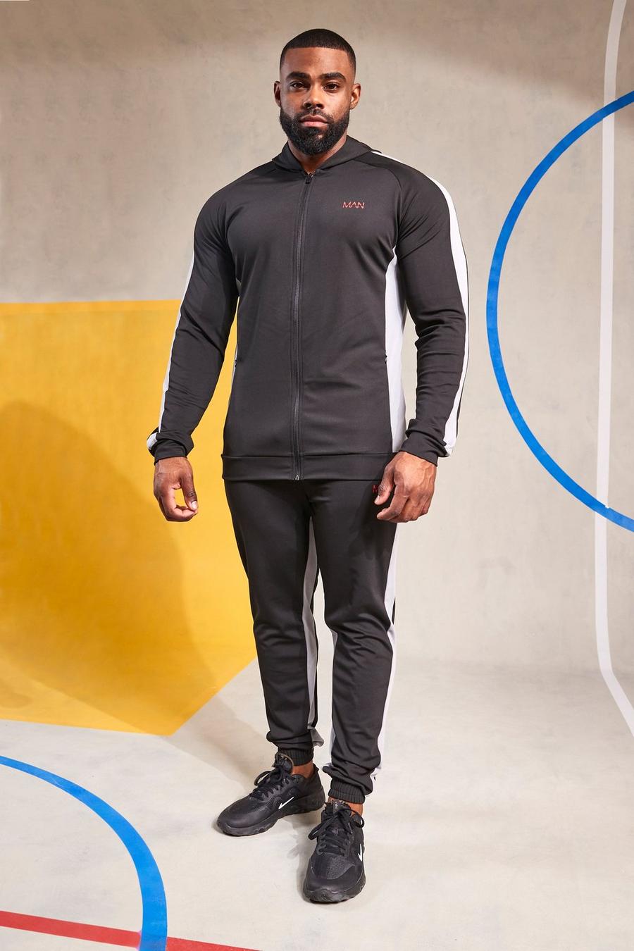 שחור חליפת טרנינג ספורטיבית לאימונים עם דוגמת קולור בלוק וכיתוב Man image number 1