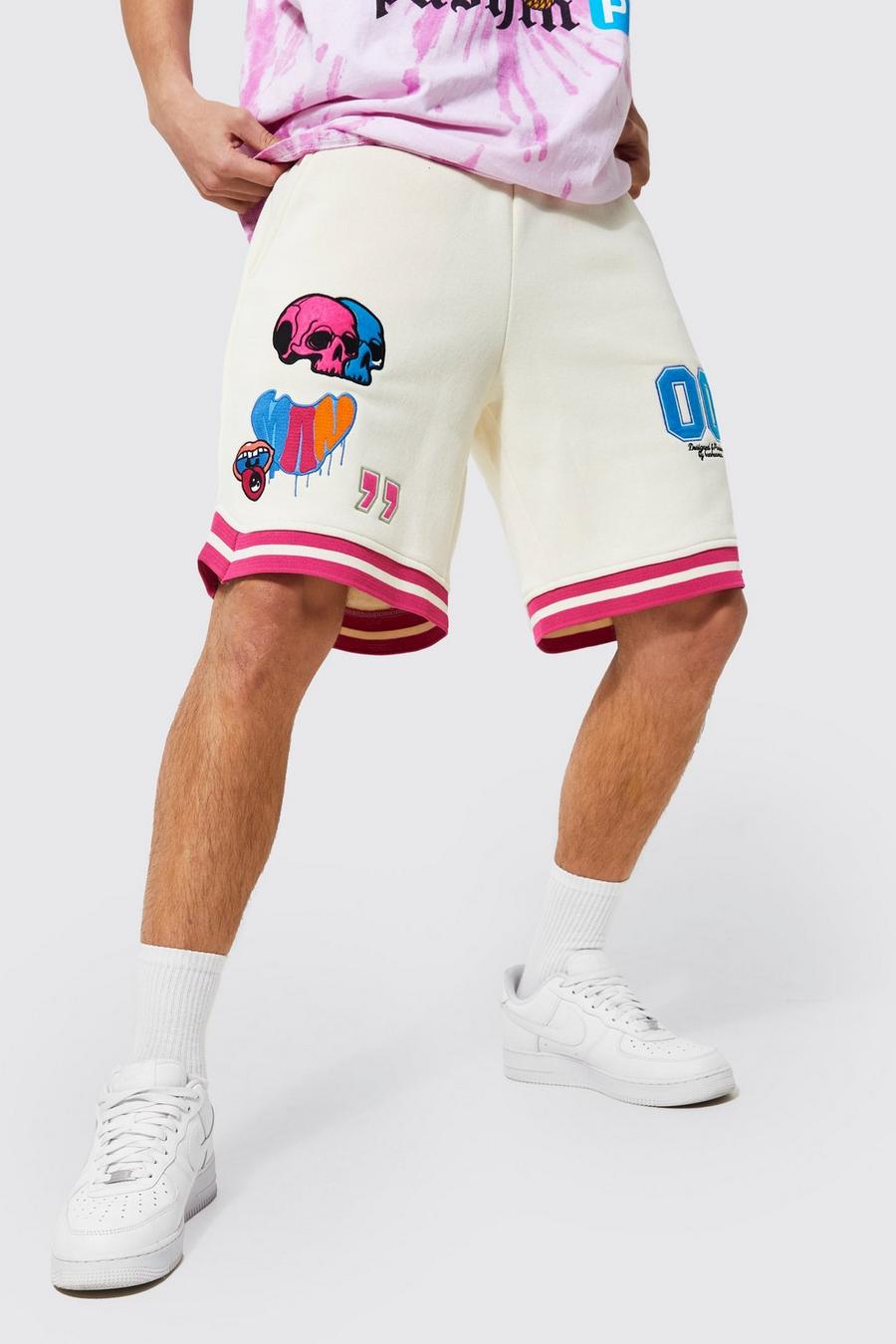 Pantalón corto oversize de baloncesto con emblema universitario, Ecru bianco image number 1