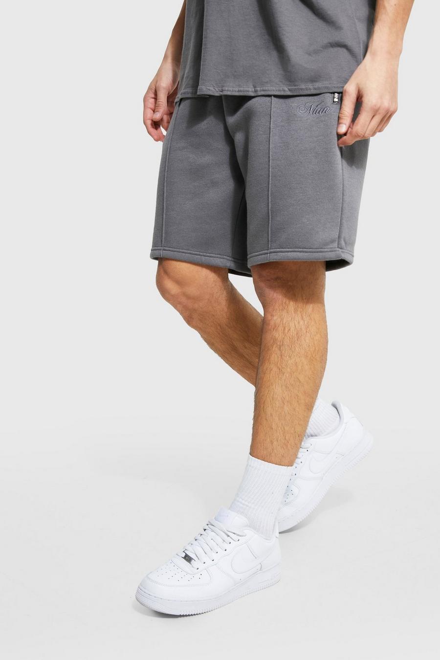 Charcoal grey MAN Shorts med brodyr och ledig passform image number 1