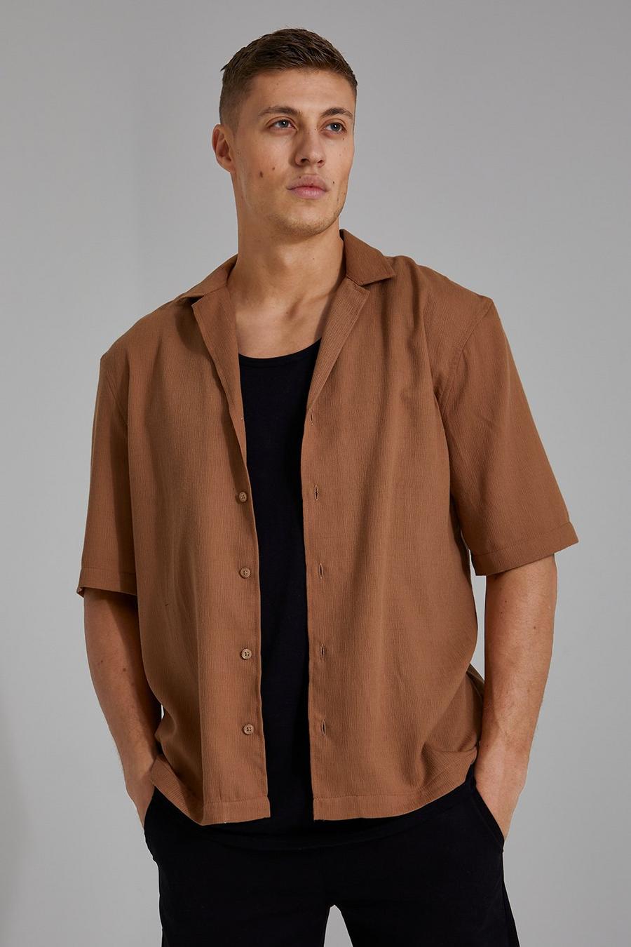 Brown marrone חולצה עם טקסטורה, צווארון שטוח נמוך ושרוולים קצרים