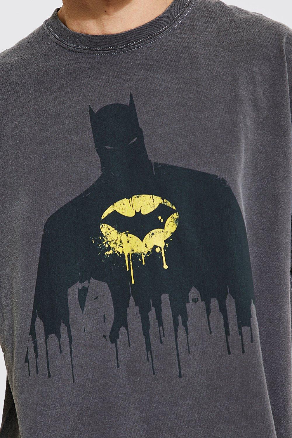 Camiseta oversize con lavado de ácido y estampado de Batman | boohoo