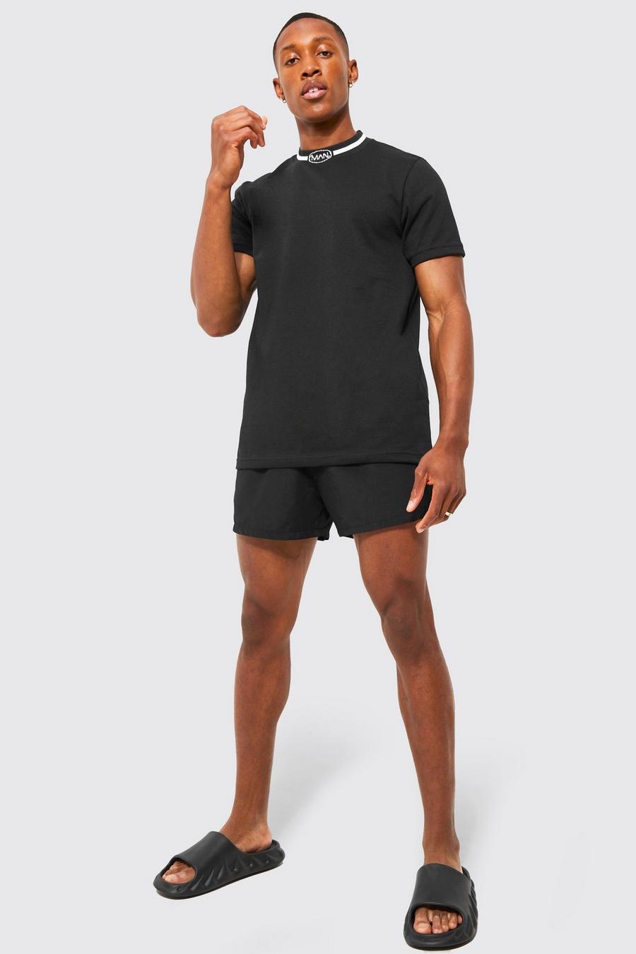 Set T-shirt con girocollo a coste & costume a pantaloncino in fibre riciclate, Black nero