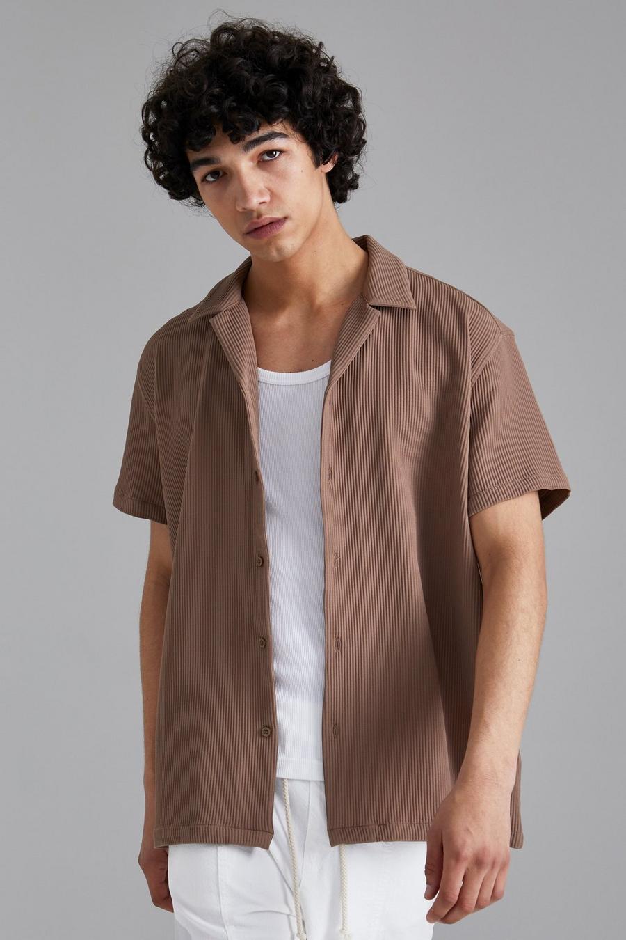 Mocha beige Plisserad kortärmad skjorta med bowlingkrage image number 1