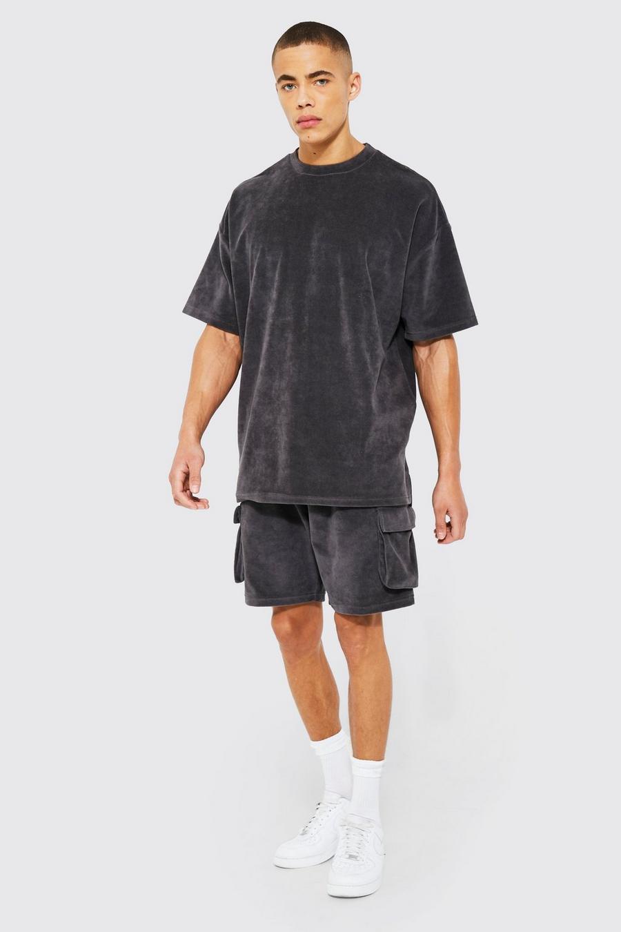 Velour T-Shirt mit geteiltem Saum & Cargo-Shorts, Charcoal image number 1