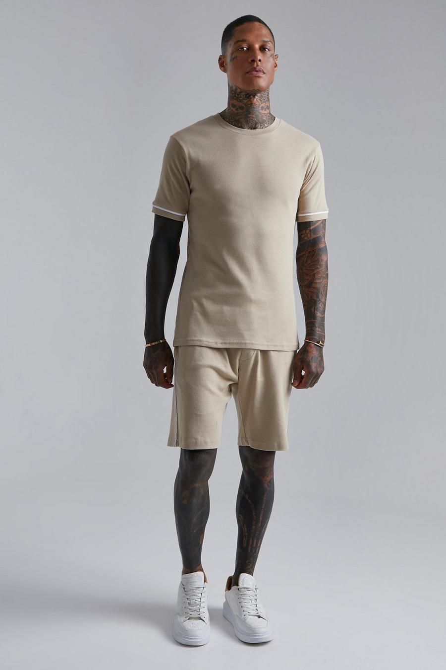 Sand beige T-shirt i muscle fit och shorts med kantband image number 1