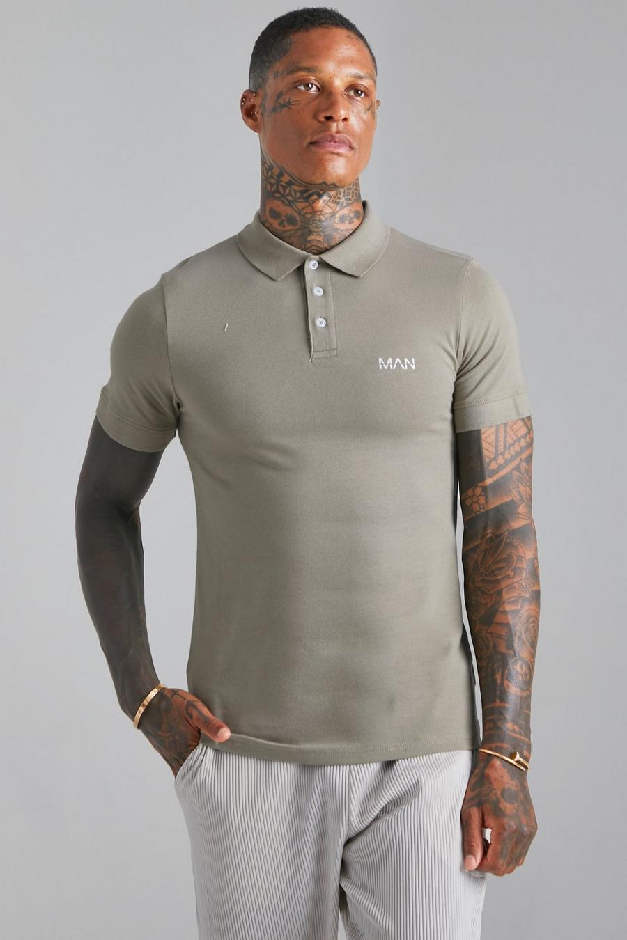 אפור חום חולצת פולו בגזרה צמודה עם כיתוב Man image number 1