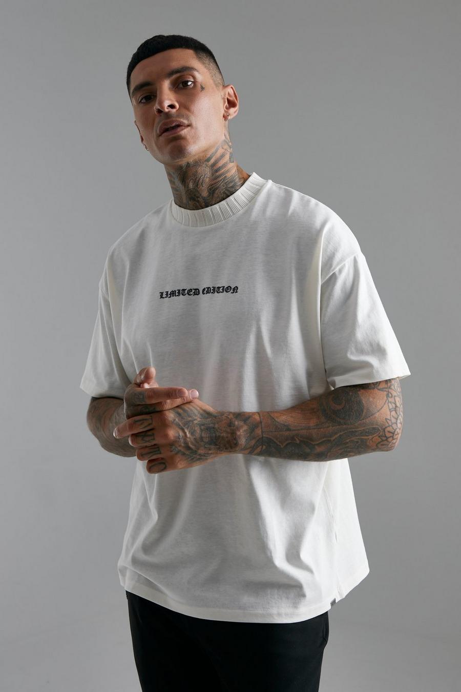Camiseta con canalé y punto en el cuello y eslogan MAN, Ecru bianco image number 1
