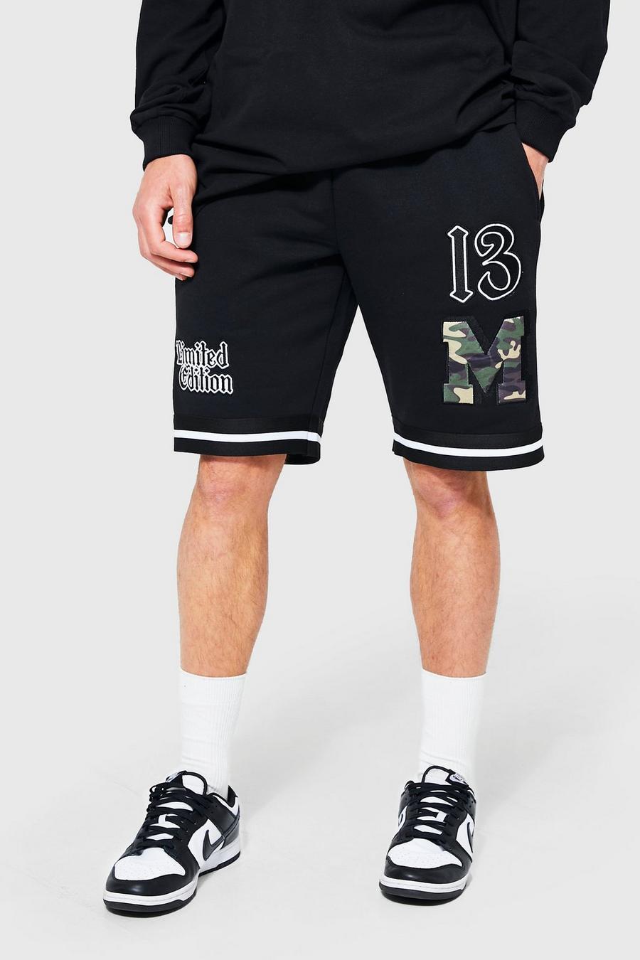 Pantalón corto Tall de tela jersey estilo baloncesto con aplique universitario, Black image number 1