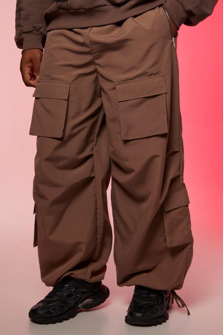 קפה marrón מכנסי קרגו עם כיסים מרובים והדפס Ofcl, מידות גדולות