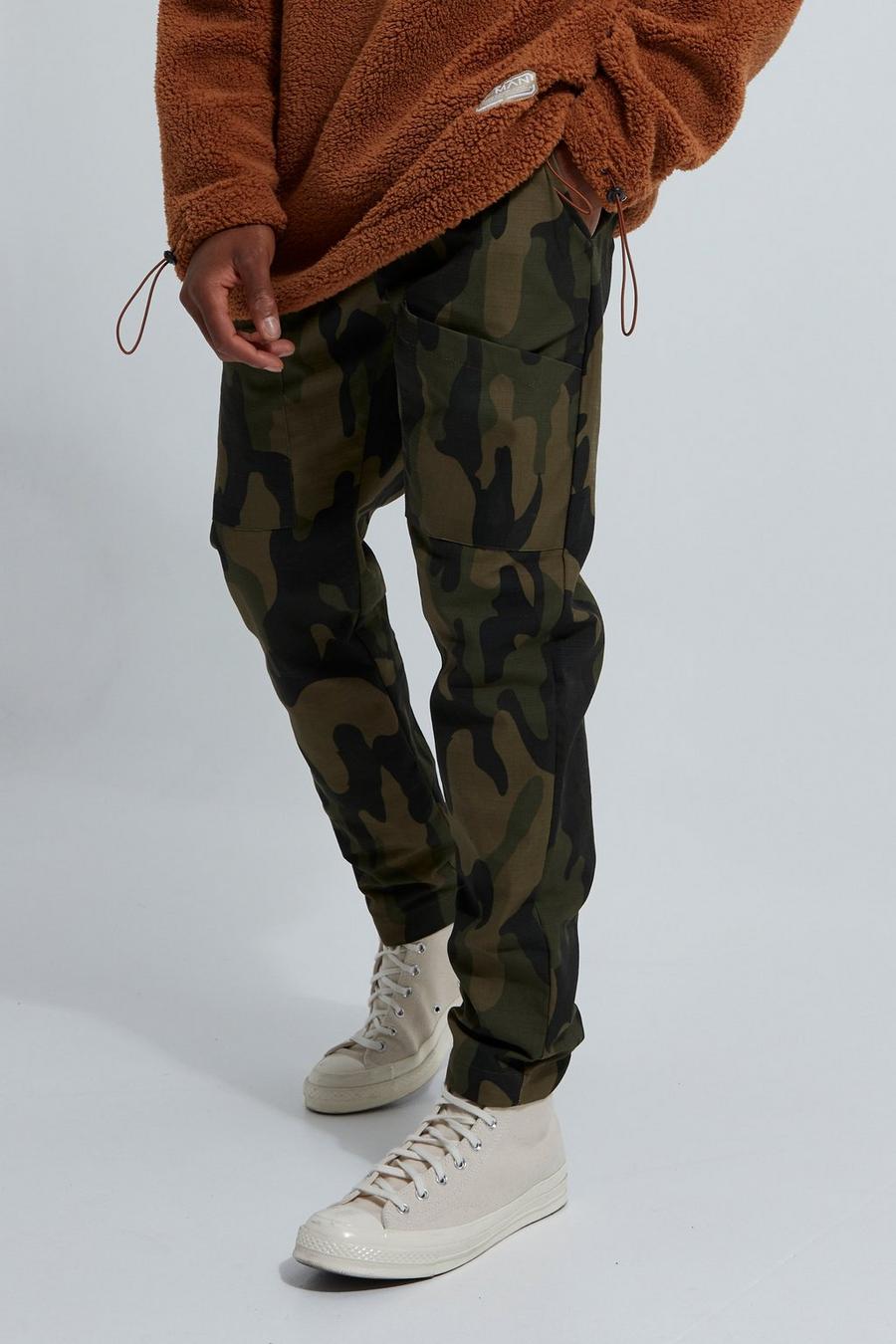 Pantalón cargo de sarga ajustado con costuras antidesgarros y estampado de camuflaje, Khaki image number 1