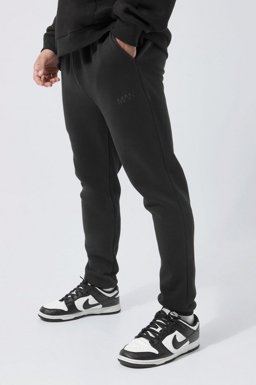 Pantalón deportivo pitillo con franja de letras MAN romanas y colores en bloque, Black image number 1