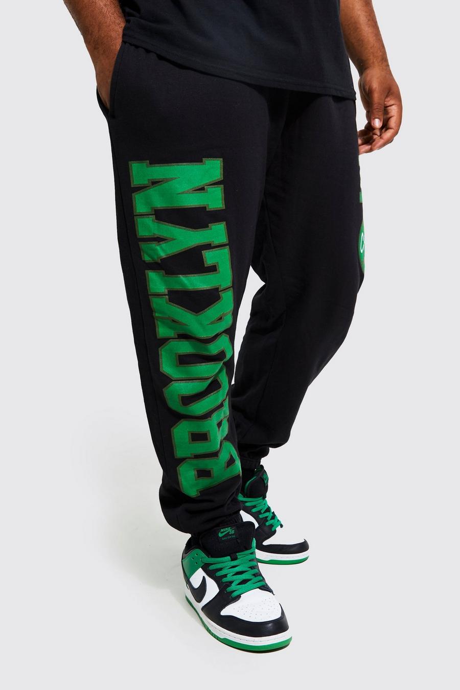 Pantalón deportivo Plus con estampado gráfico universitario de Brooklyn, Black negro image number 1