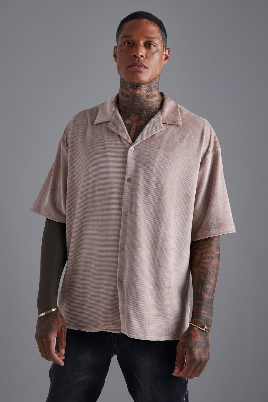 אפור חום חולצת קורדרוי קטיפה אוברסייז בגזרה מרובעת עם שרוולים קצרים  image number 1