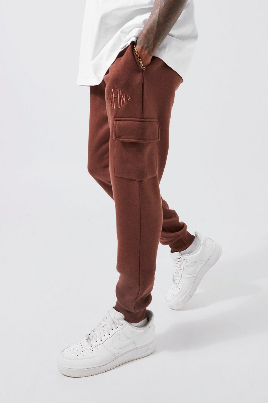 Pantaloni tuta Cargo Slim Fit con scritta Man a losanga, Chocolate image number 1