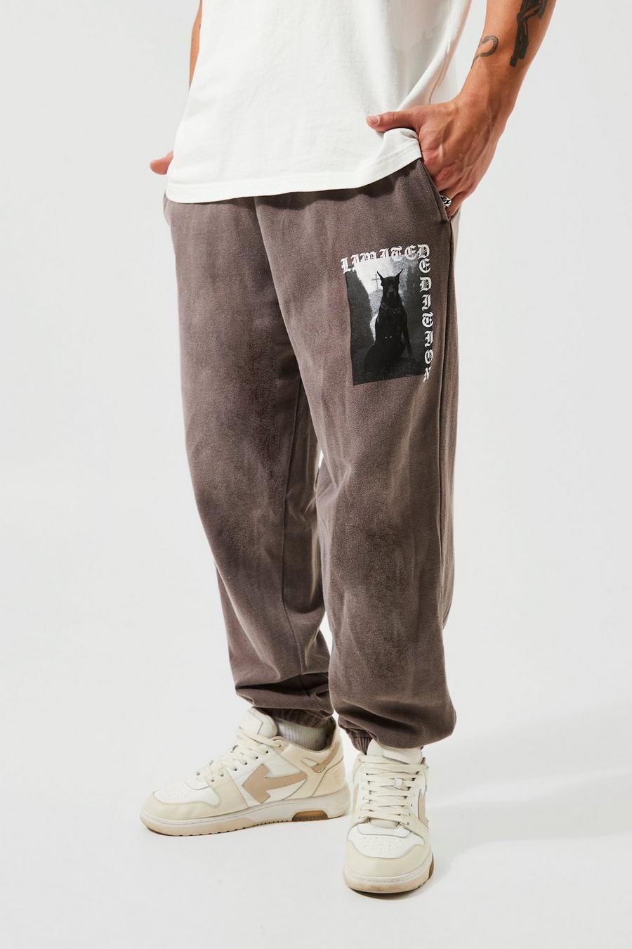 Pantalón deportivo oversize con estampado Limited de dóberman, Chocolate image number 1