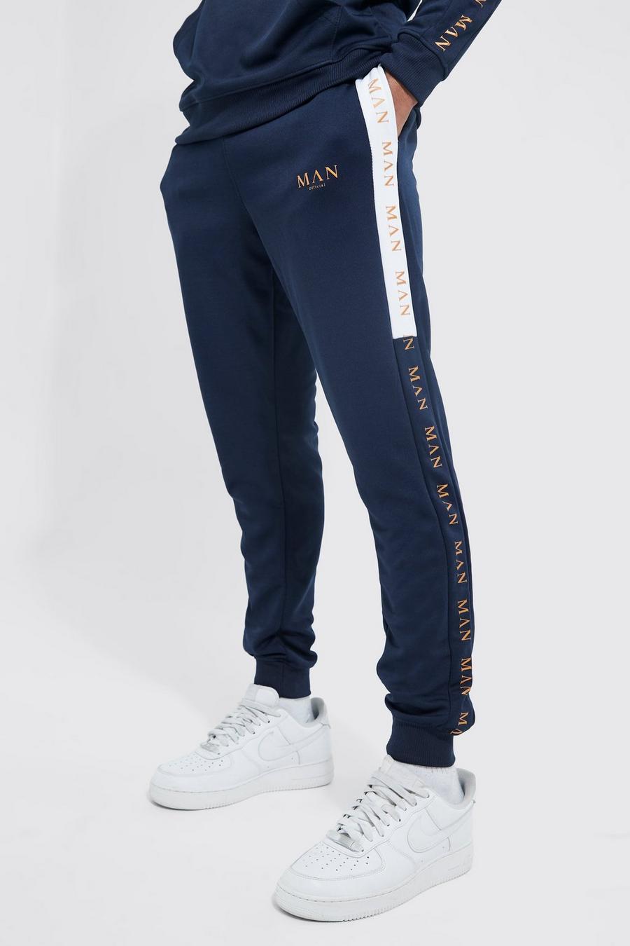 Pantalón deportivo pitillo de tejido por urdimbre con panel lateral y letras MAN doradas, Navy image number 1