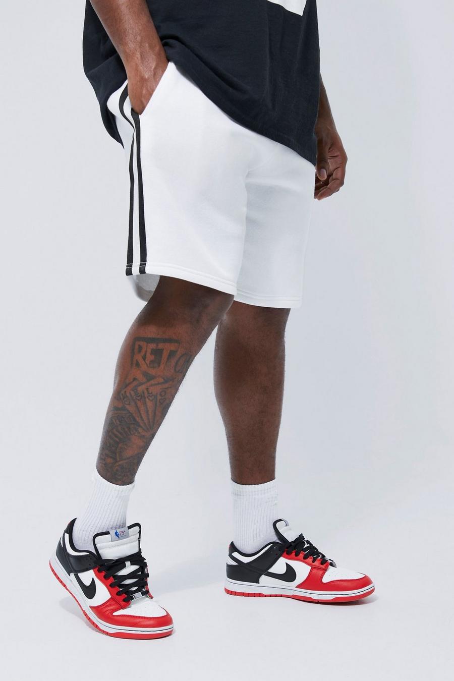 Plus mittellange Jersey-Shorts mit Sport-Streifen, White image number 1