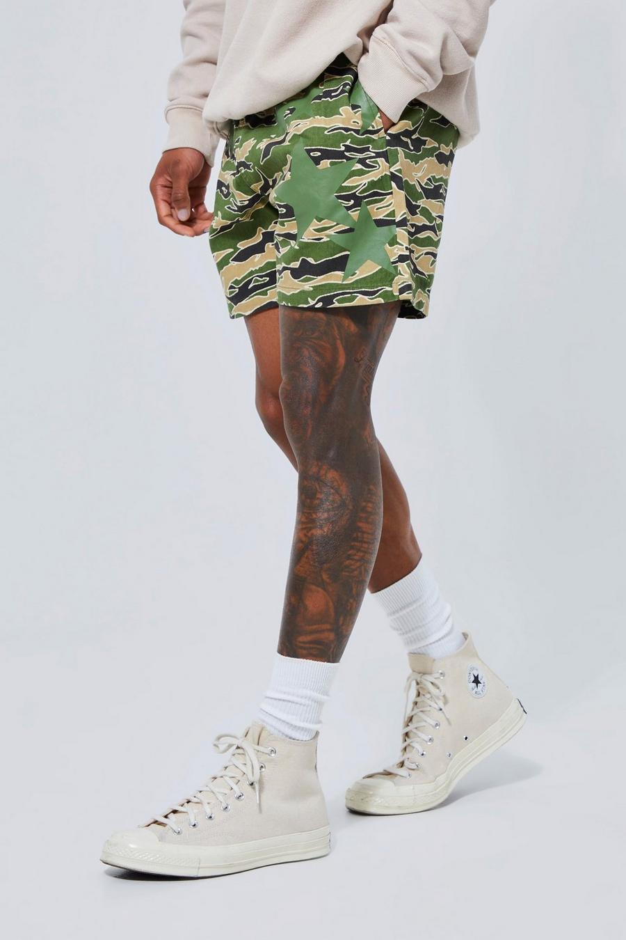 Khaki Kamouflagemönstrade shorts med elastisk midja image number 1