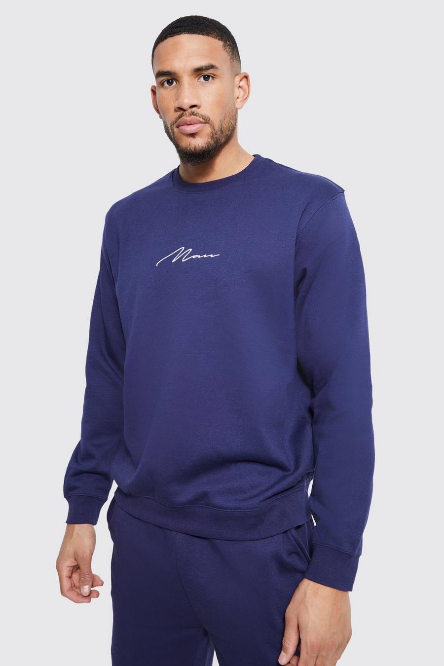 Navy marinblå Man Signature Tall Sweatshirt med brodyr image number 1