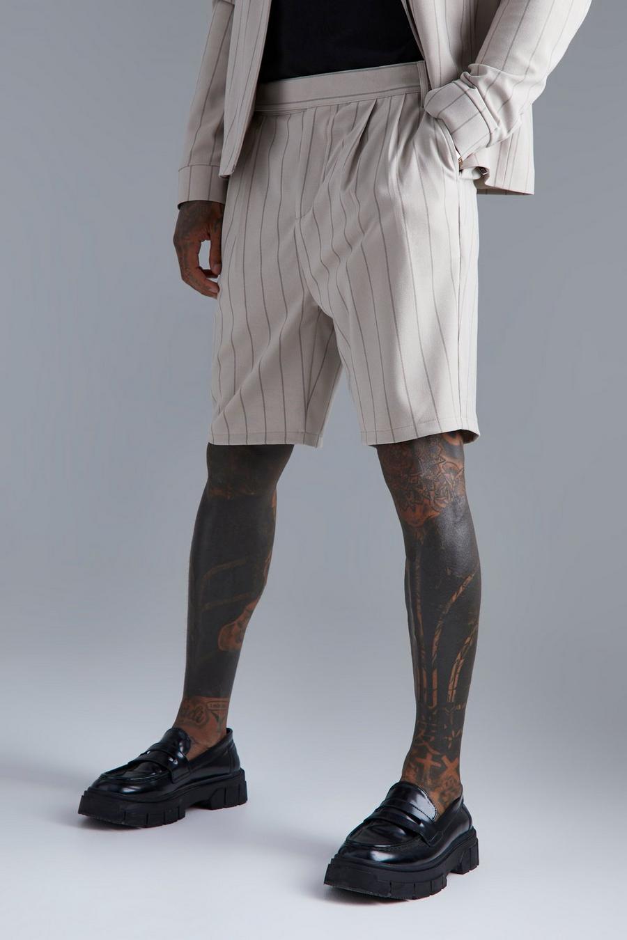 Pantalón corto elegante ajustado de tiro alto con rayas, Taupe image number 1