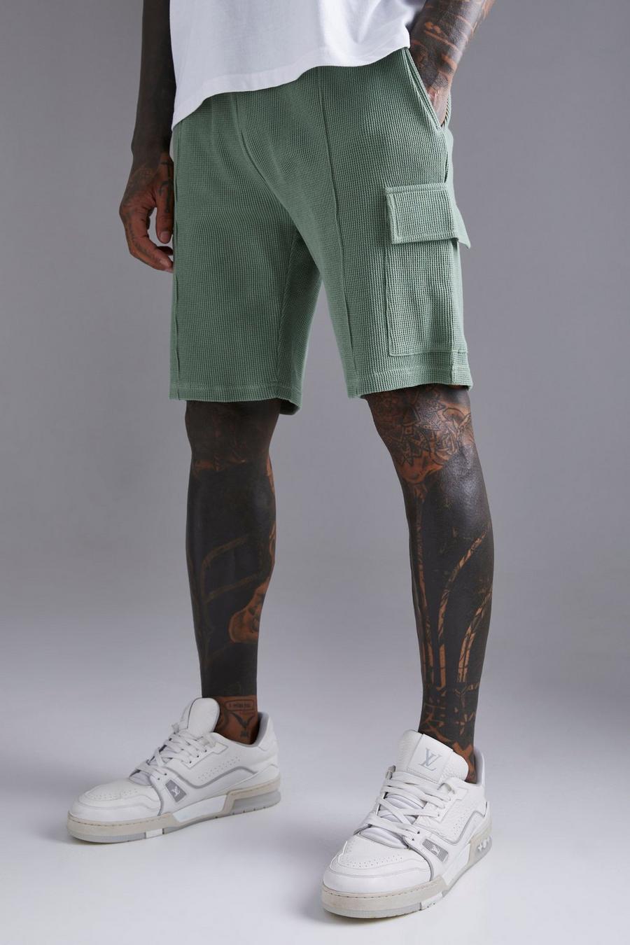 Mittellange Slim-Fit Cargo-Shorts in Waffeloptik, Sage vert