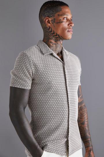 Chemise moulante à imprimé géométrique taupe