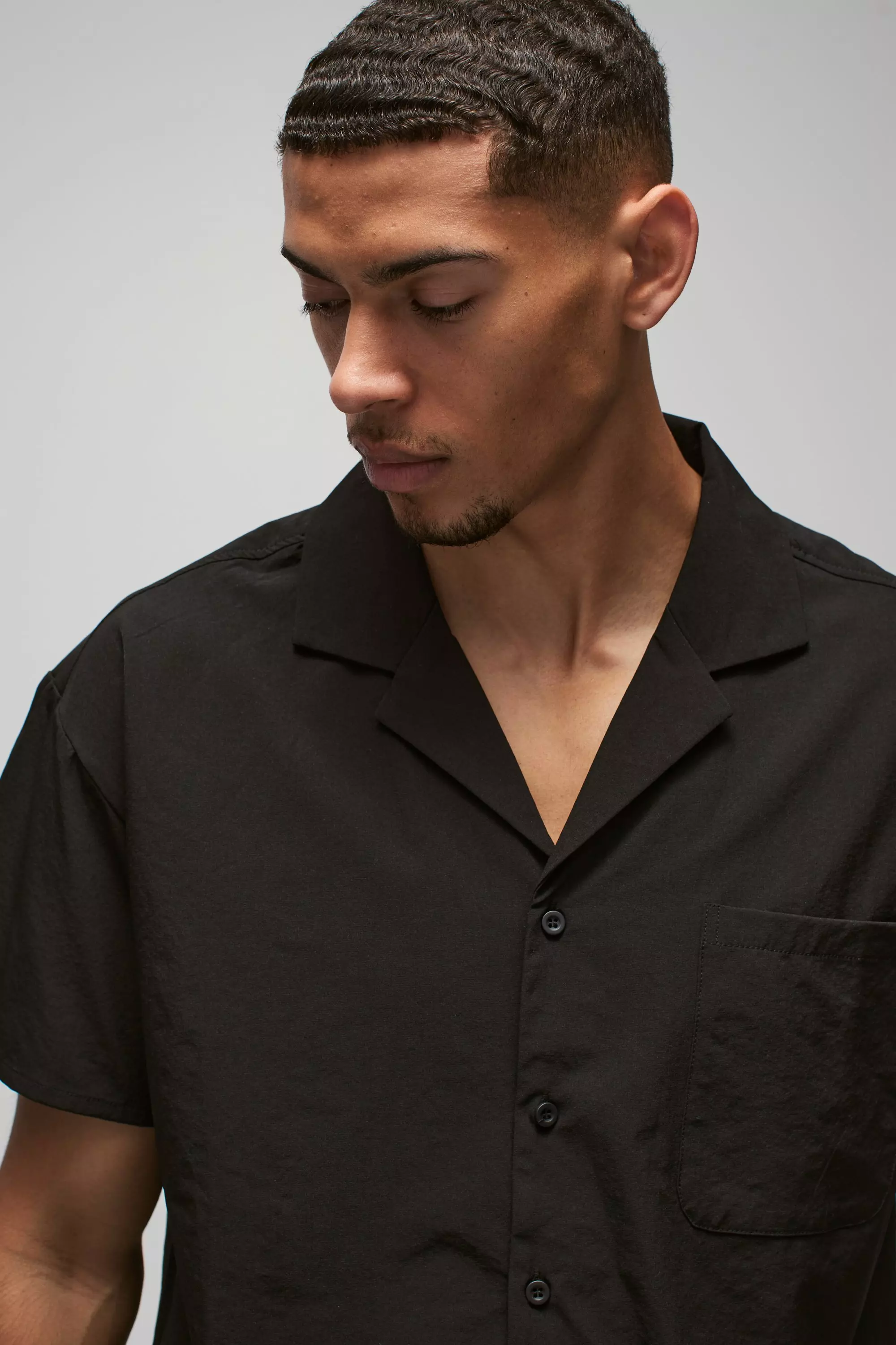 ◆ boohoo ◆ 半袖ストレッチボックスフィットシャツ / black Boohoo ME
